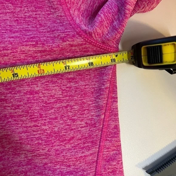 𝅺UNDER Armour Pink Hoodie In Size Medium - Picture 2 of 2